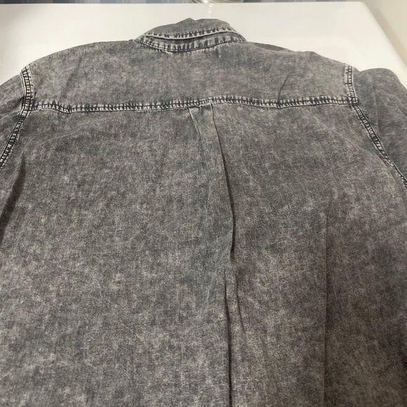 Men’s short sleeve distressed black/gray button down in large - Picture 5 of 6
